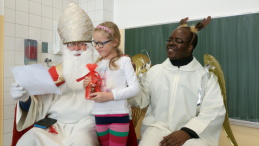 Św. Mikołaj otrzymał właśnie prezent od Paulinki. Był mile zaskoczony, że dzieci o nim pamiętały:)