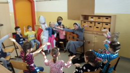 Mikołaj odwiedził dzieci na lekcji religii. Pośpiewał i pomodlił się z nimi.